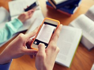 Studenti utilizzano smartphone