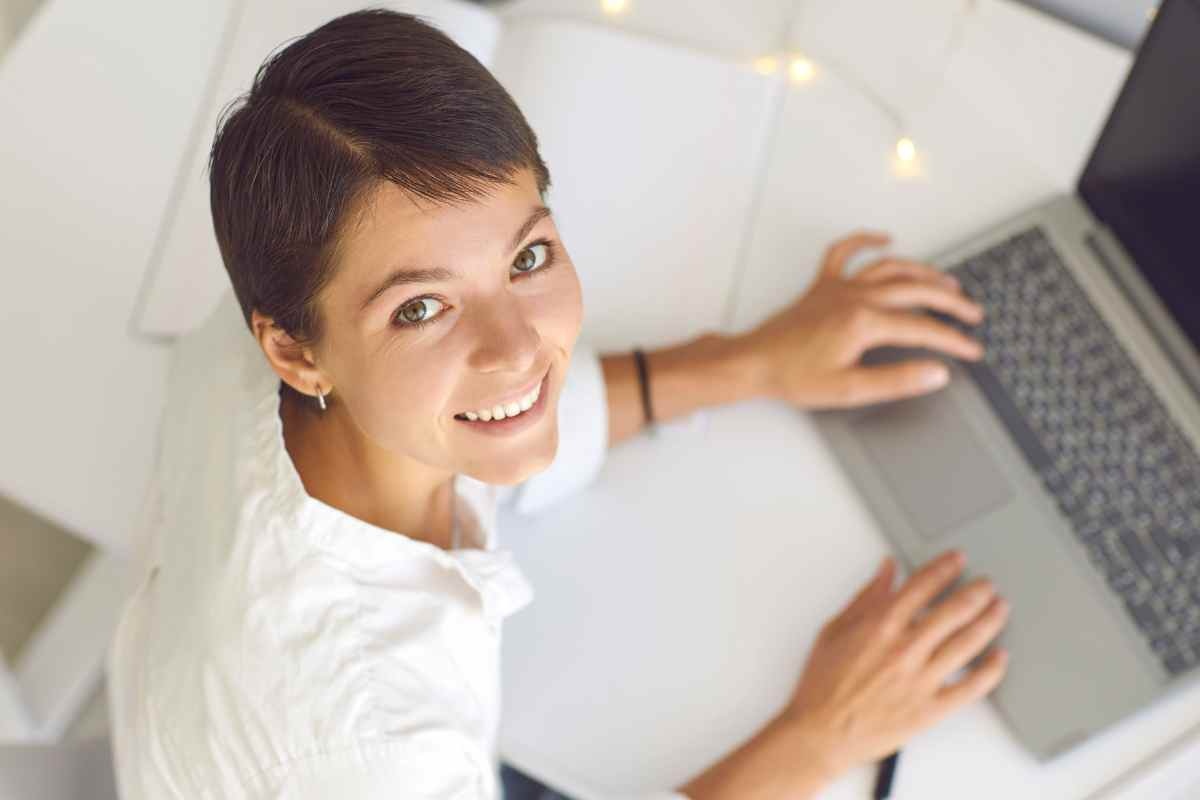 Donna sorridente al pc