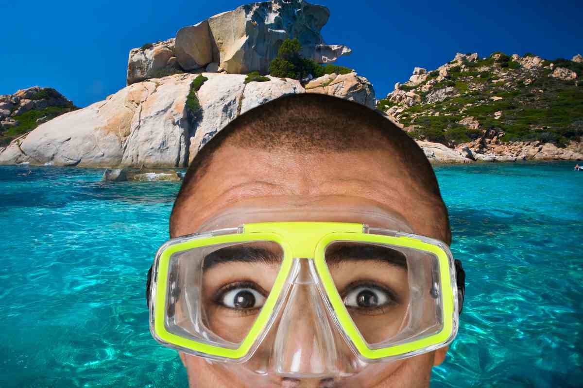 Acqua del mare cristallina e uomo con la maschera