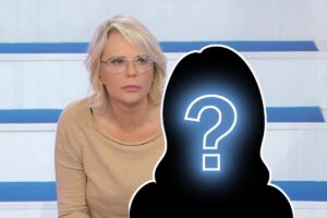 Maria De Filippi, sagoma e interrogativo