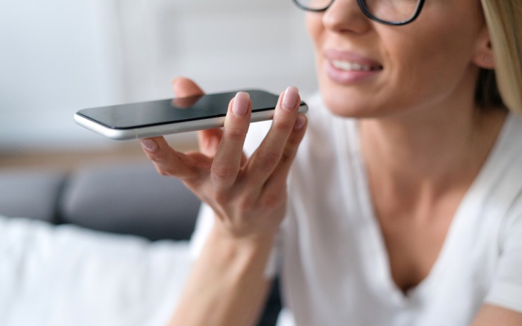 Ragazza che invia un messaggio vocale su WhatsApp