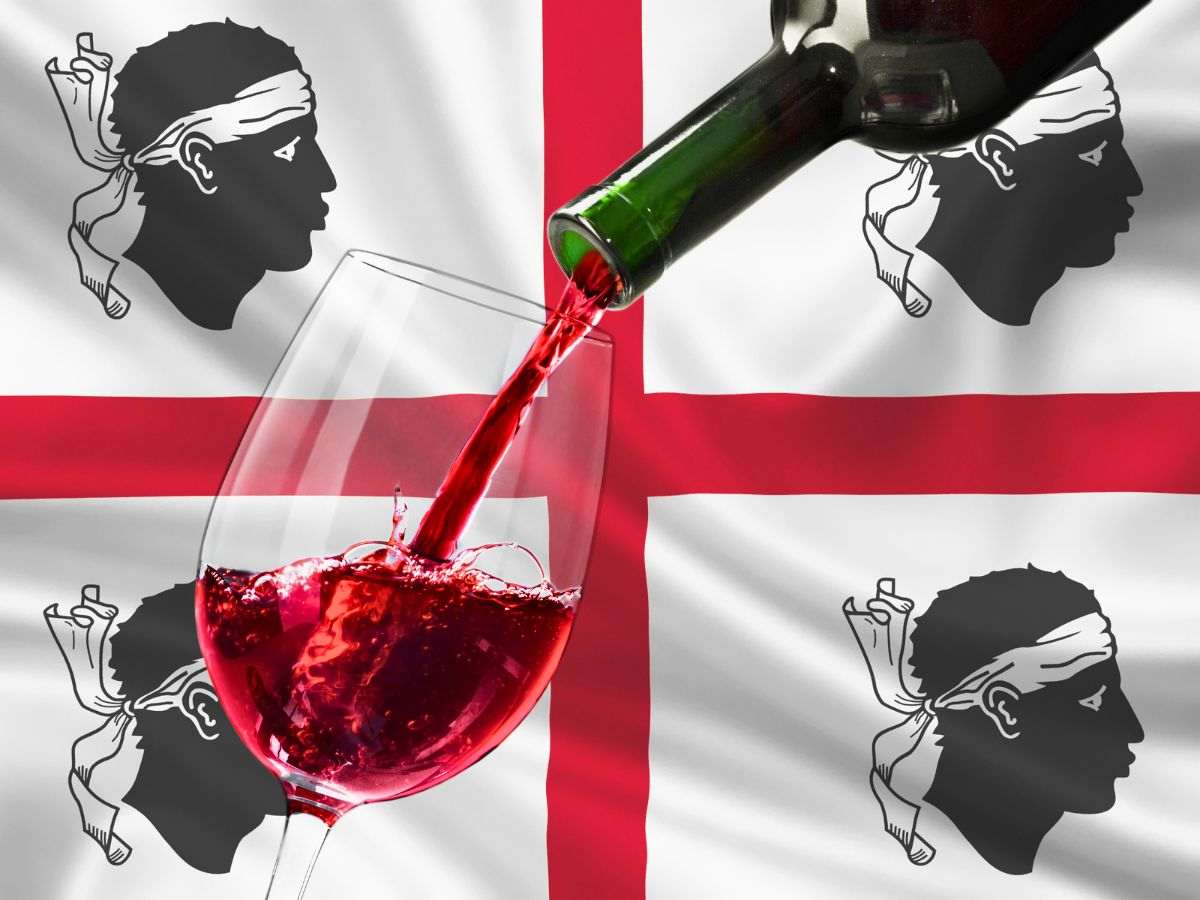sfondo bandiera Sardegna e bottiglia vino rosso nel calice