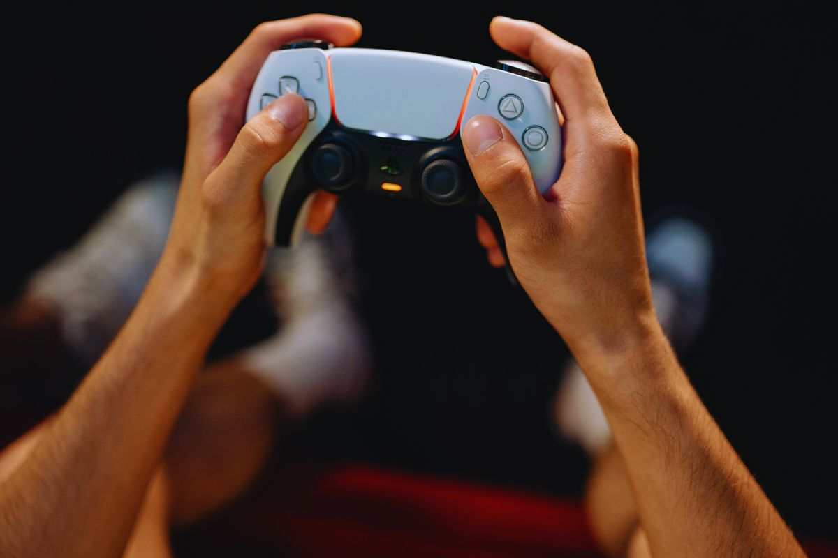 Ragazzo che tiene in mano il dualsense di PS5