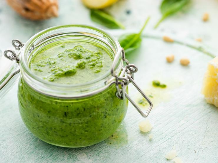 boccetta con pesto verde smeraldo