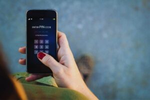 Donna che inserisce il codice pin sullo smartphone