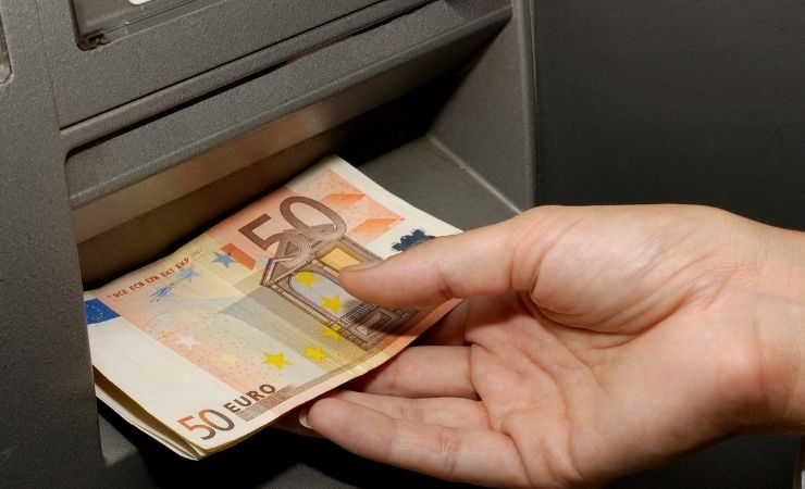 Prelievo denaro banconote