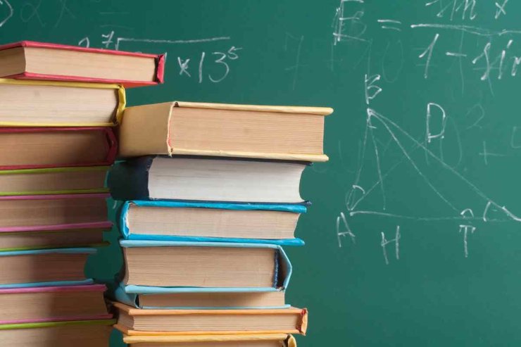 Libri scolastici e lavagna