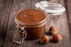 Crema di nocciole in un vasetto di vetro