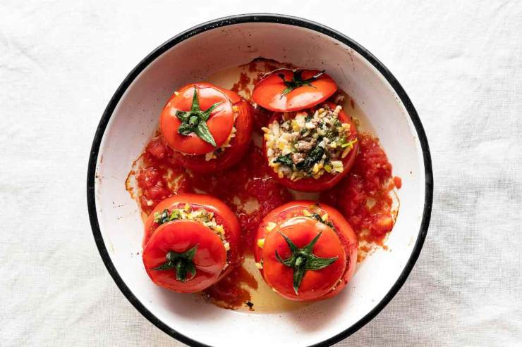 Pomodori ripieni nella ciotola