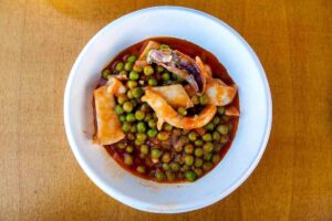 Piatto di seppie con piselli