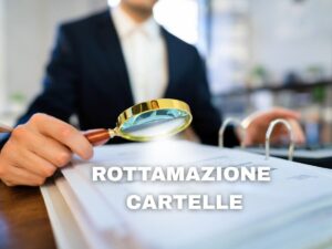 persona alla scrivania con lente inquadra scritta rottamazione cartelle