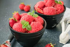 Coppette con sorbetto alla fragola