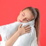Ragazza stanca che abbraccia un cuscino