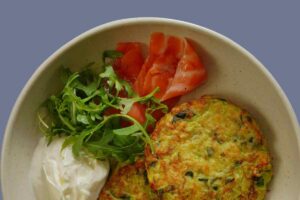Piatto con frittelle pomodori e mozzarella