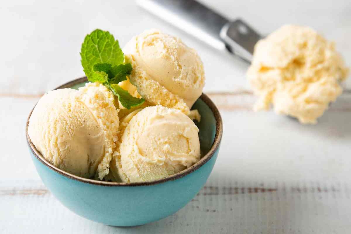 Palline di gelato nella coppetta