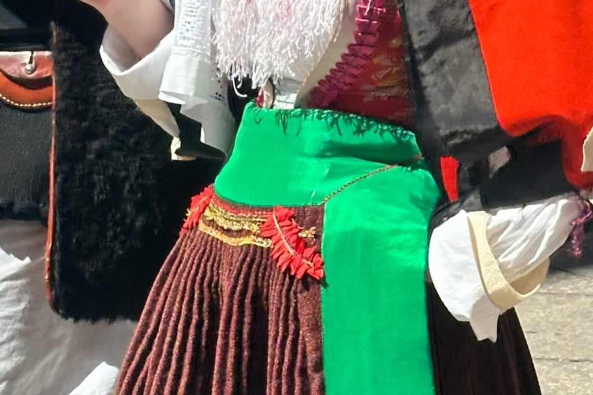 Particolare di una veste tradizionale sarda