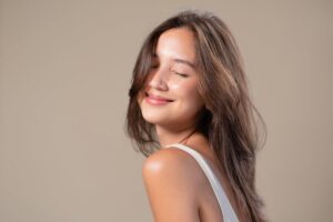 ragazza felice con occhi chiusi