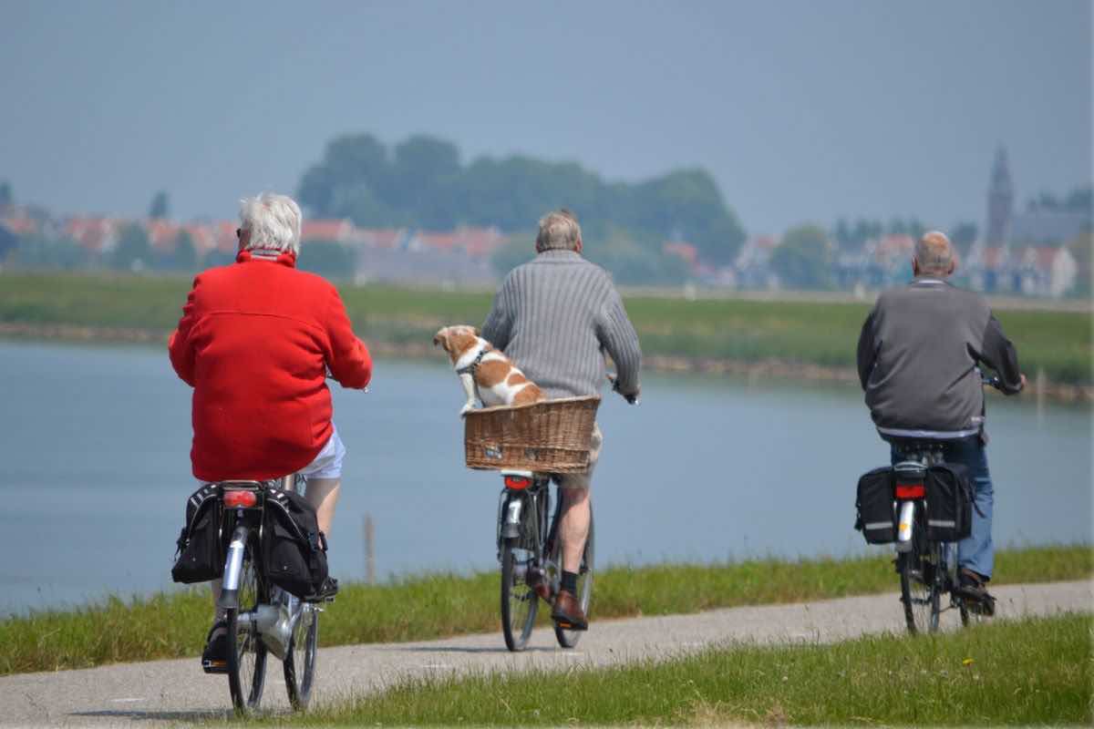 Anziani in bicicletta