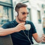 Uomo che sente la musica con il cellulare