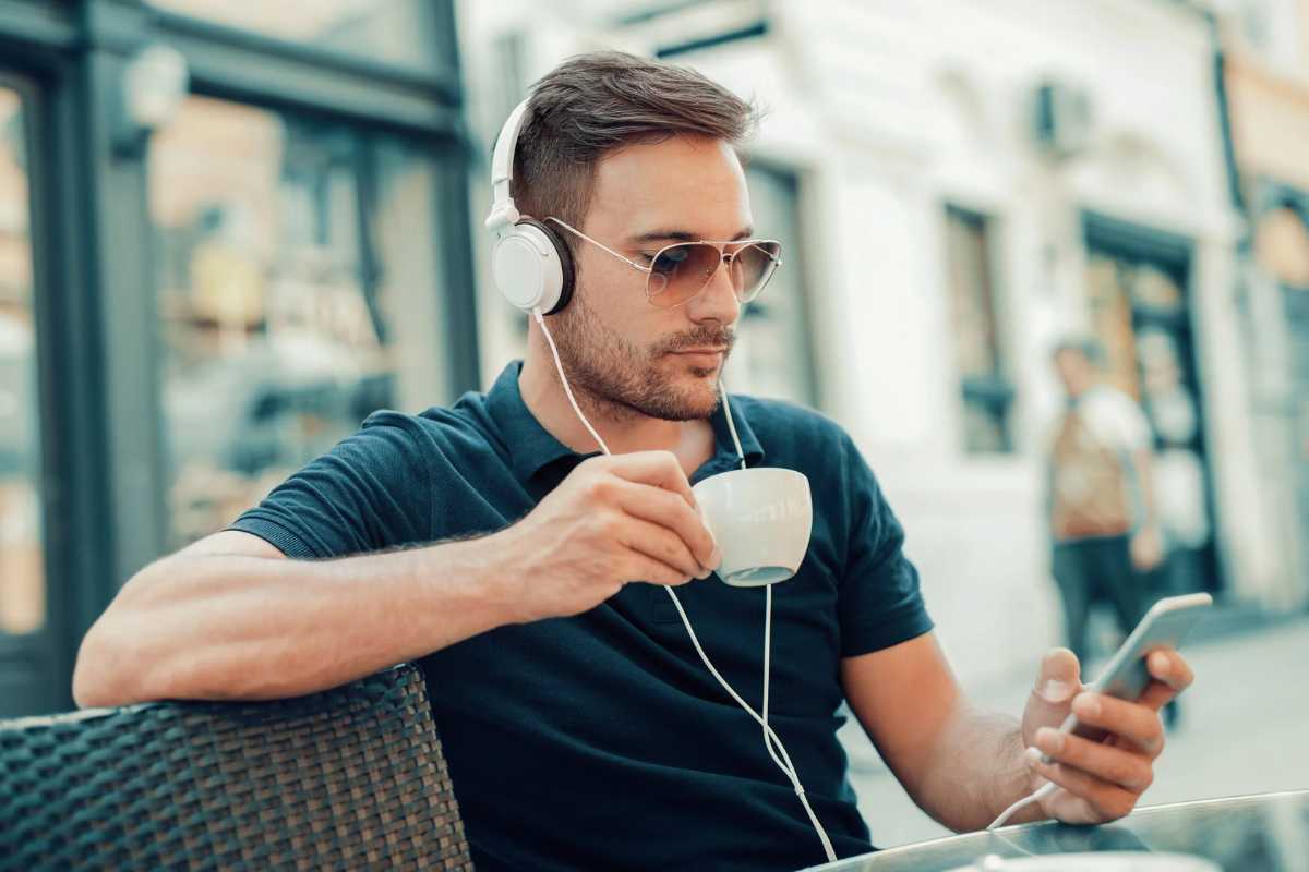 Uomo che sente la musica con il cellulare