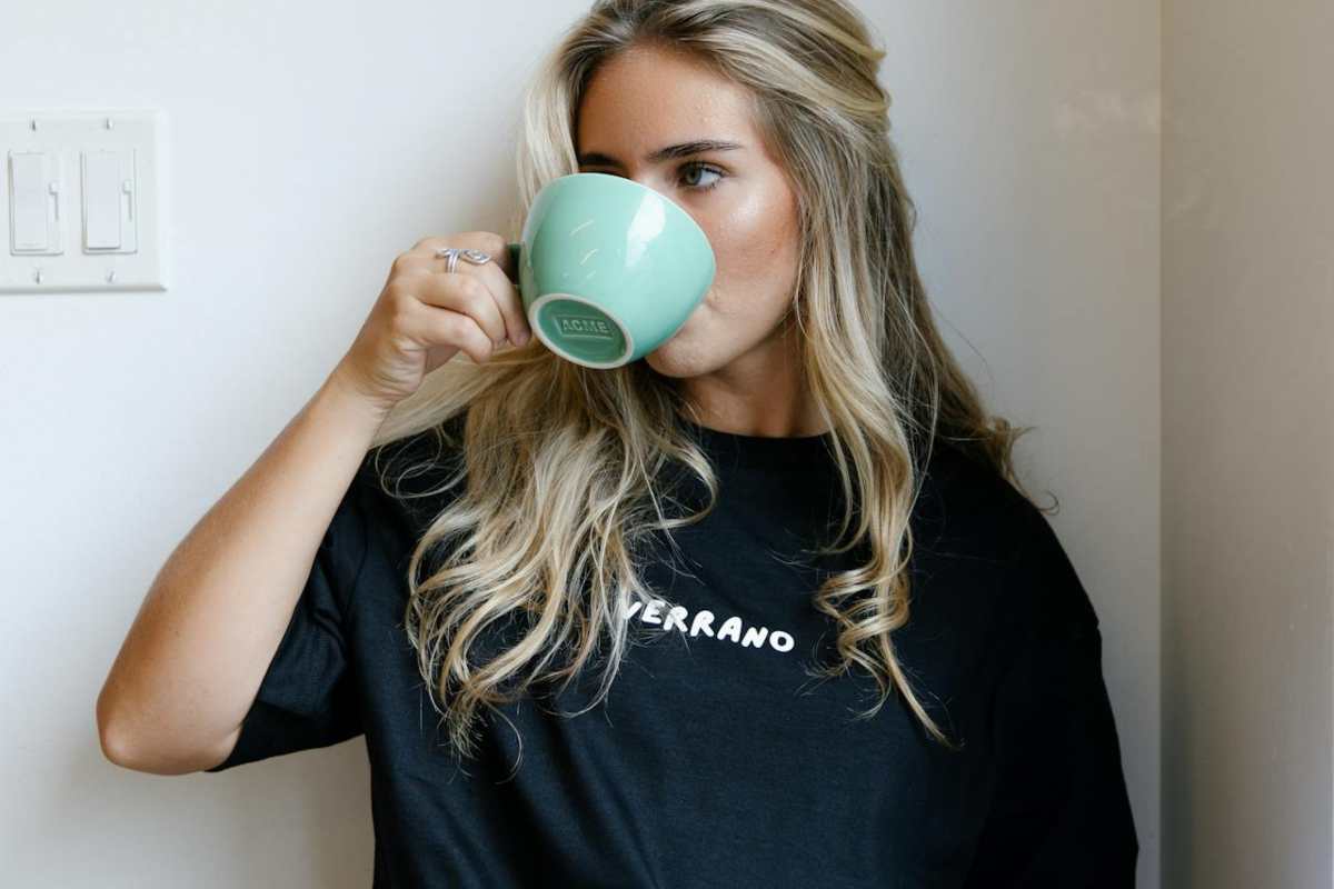 Ragazza che beve una tazza di tè