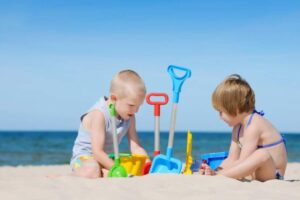 bamibini in spiaggia