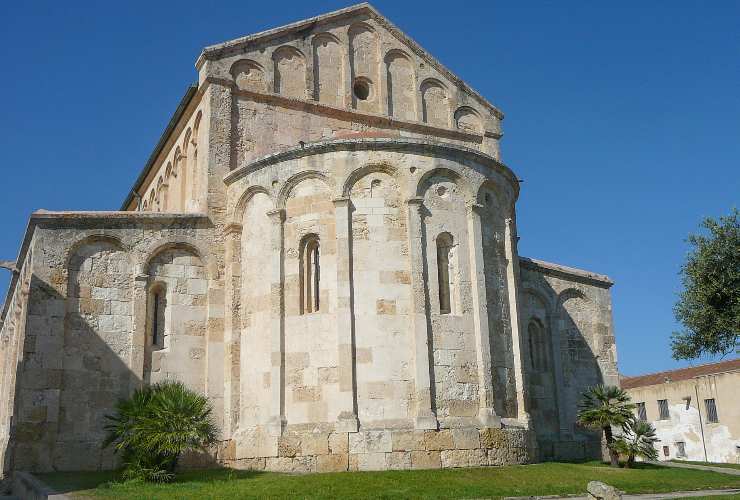 esterno basilica di san cavino