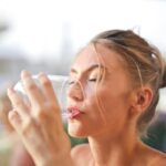 Donna che beve acqua