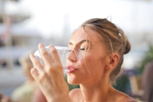 Donna che beve acqua