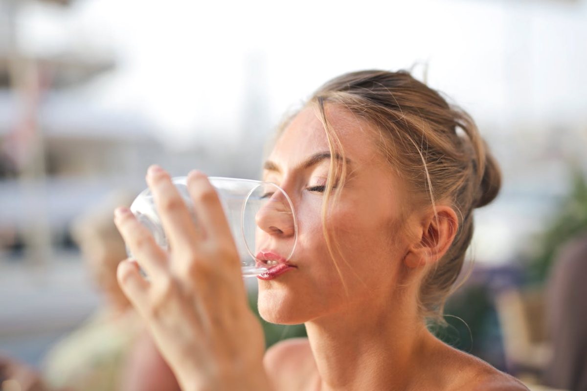 Donna che beve acqua
