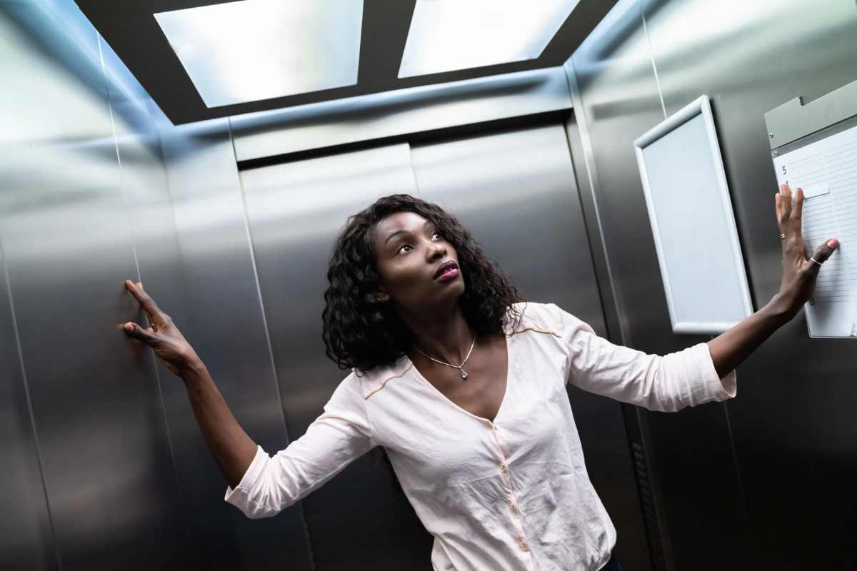 Donna in ascensore