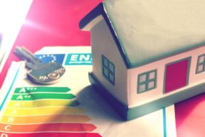 casa in miniatura e tabella efficienza energetica
