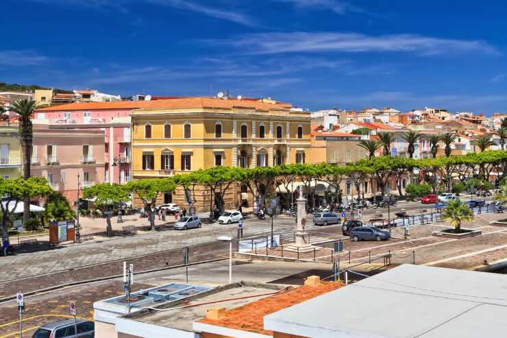 paesaggio con case e mare sardegna