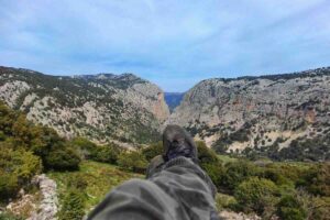 Piedi di uomo su vista vegetazione