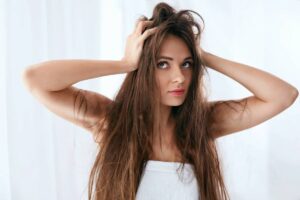 Donna che si tocca i capelli