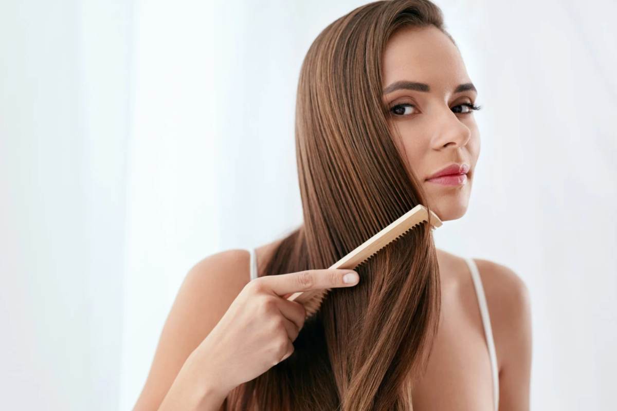 Donna che si pettina i capelli