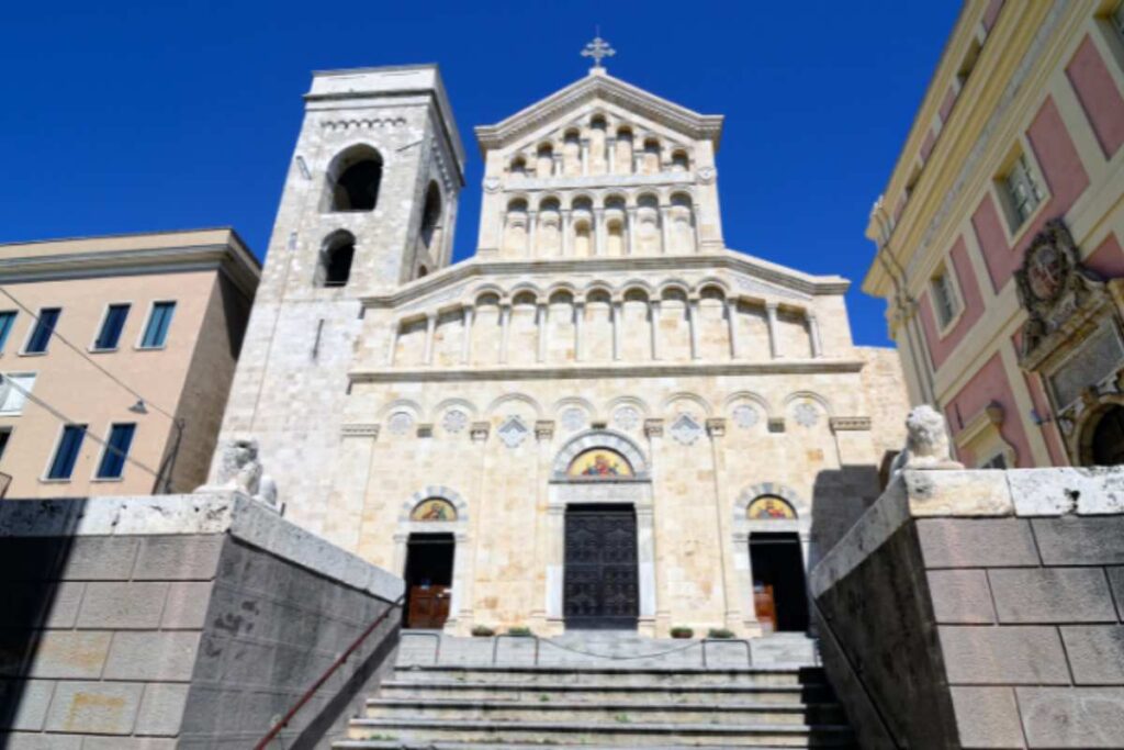 l'esterno della cattedrale di cagliari