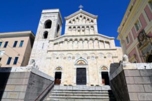 l'esterno della cattedrale di cagliari