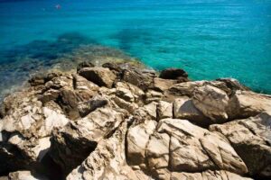 mare e scogli in sardegna