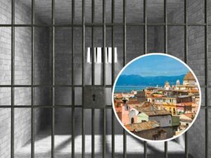 sfondo cella carcere e tondo con città di Cagliari