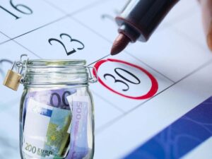 sfondo penna che segna numero 30 sul calendario e barattolo con banconote euro