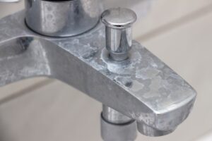 rubinetto pieno di calcare