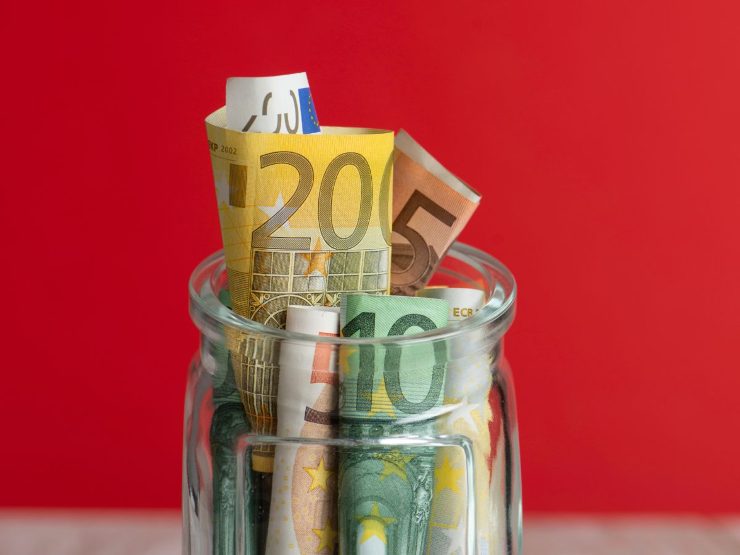 barattolo con banconote euro