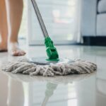 pulire pavimento con il mocio