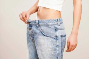 Donna con jeans larghi