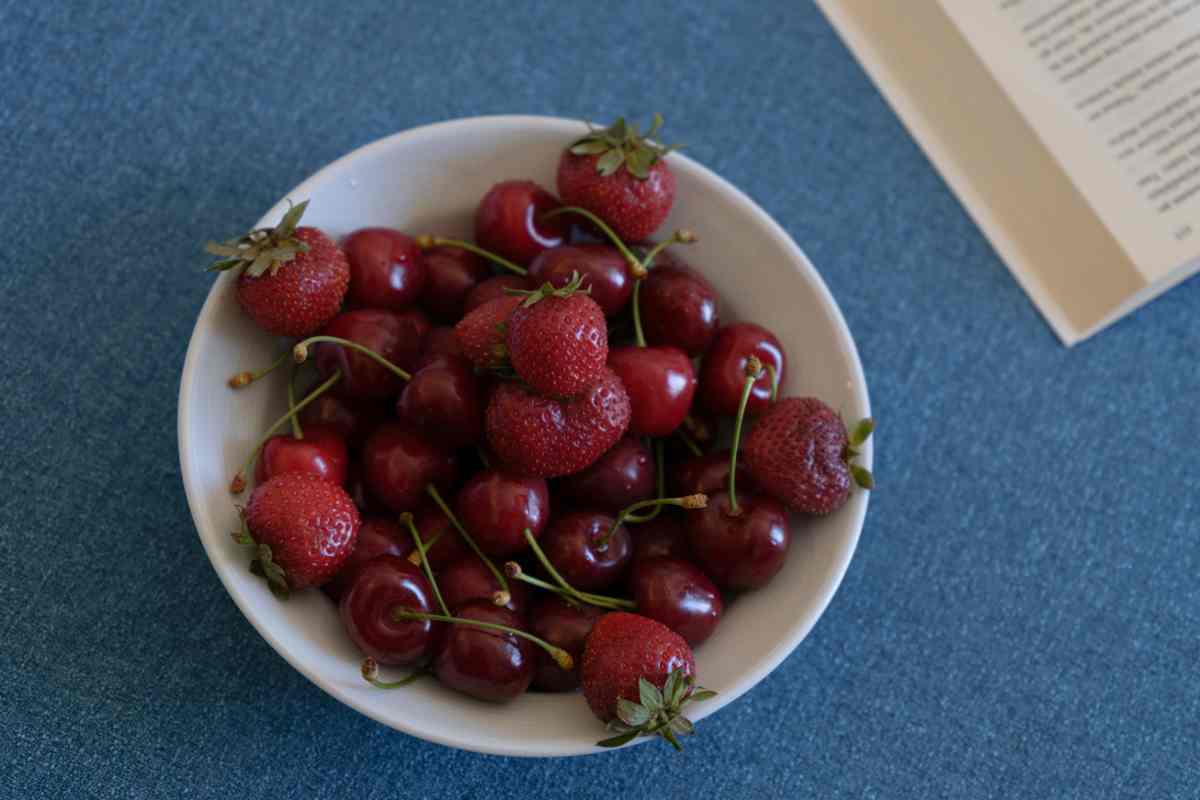 Ciliegie e fragole in un piatto