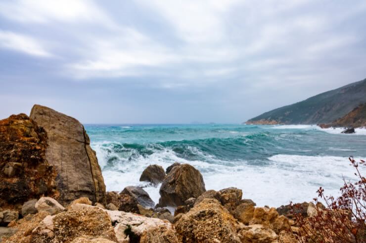 scogliera e mare baunei