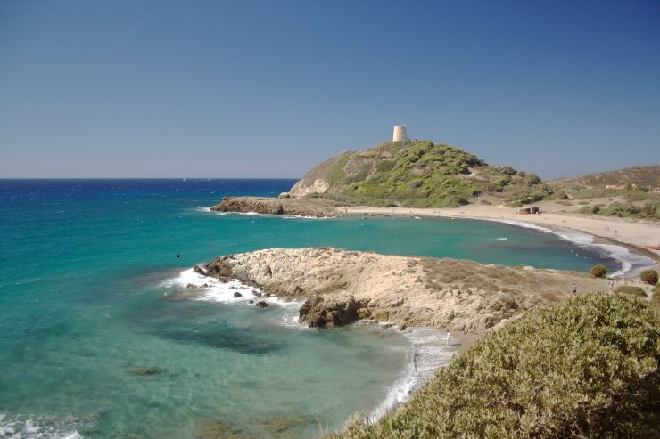 torre su un'isolotto e mare e vegetazione della sardegna 