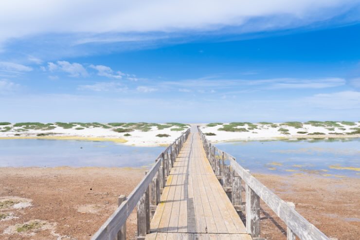 spiaggia is arutas Oristano con pontile e sabbia dorata