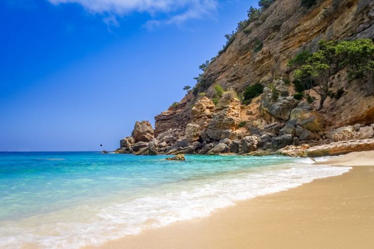 spiaggia e scogliera della sardegna